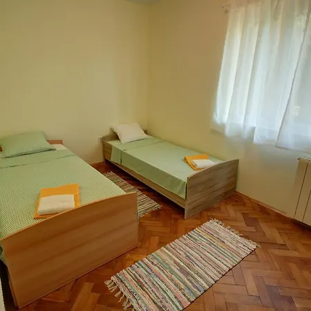 Lena Apartament